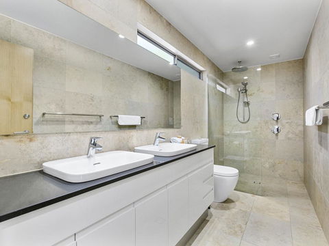 Exquisite Penthouse With Views To Laguna Bay - Unit 3 Taralla 18 Edgar Bennett Avenue - Foster Accommodation 3
