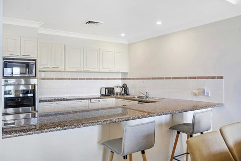 Fairways @ Hope Island Resort - Foster Accommodation 3