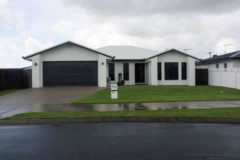 Family Friendly Holiday Home - Foster Accommodation 3