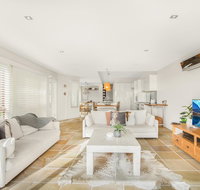 Family House With BBQ Deck Water View and Parking - Foster Accommodation