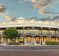 Farmers Home Hotel - Foster Accommodation
