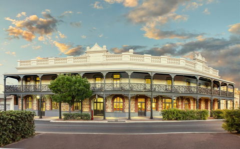 Farmers Home Hotel - Foster Accommodation 0