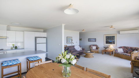 Fathoms 17 - Mollymook ALL LINEN PROVIDED - Foster Accommodation 1