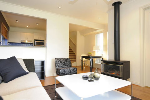 Feathers Serviced Townhouse - Foster Accommodation 1