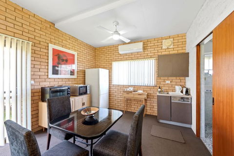 Fi's Beach House - Foster Accommodation 3