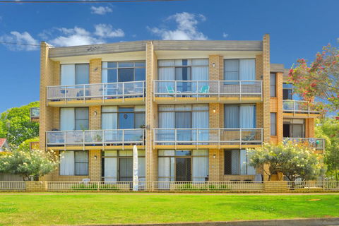 Flynns Beach Apartments 4, 41 Pacific Drive - Foster Accommodation 3