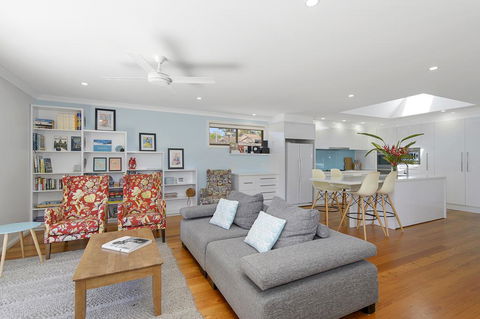 Flynns Beach Retreat - Foster Accommodation 3