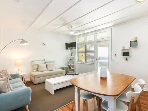 Funky 1 Bedroom Beach Pad By The Beach - Foster Accommodation 2