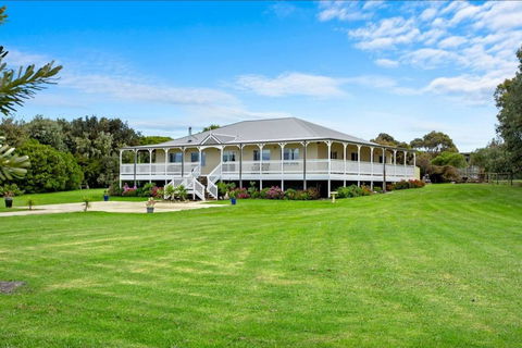 GALBRAITH BEACH STUDIO 2 - Foster Accommodation 3