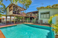 Gecko's Rest - Rainbow Shores Executive Beach House Pet Friendly Pool Wi-fi