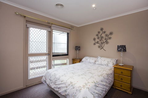 Geelong Holiday Home - Foster Accommodation 3