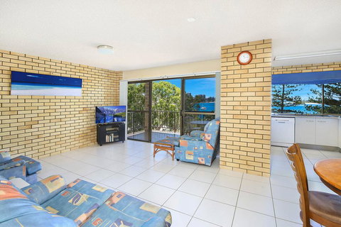 Golden Shores U8, 21 Landsborough Parade - Foster Accommodation 2