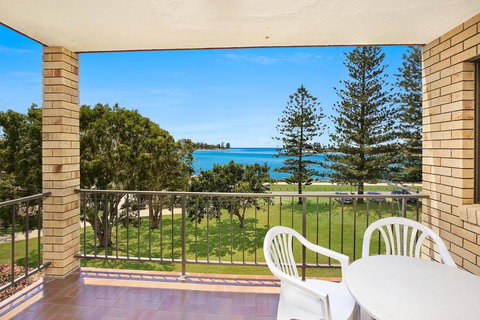 Golden Shores U8, 21 Landsborough Parade - Foster Accommodation 0