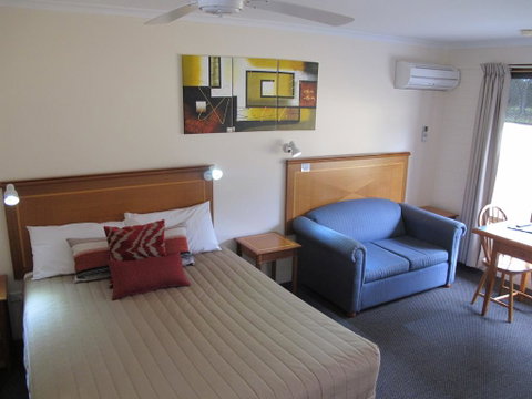 Golfers Lodge Motel - Foster Accommodation 0