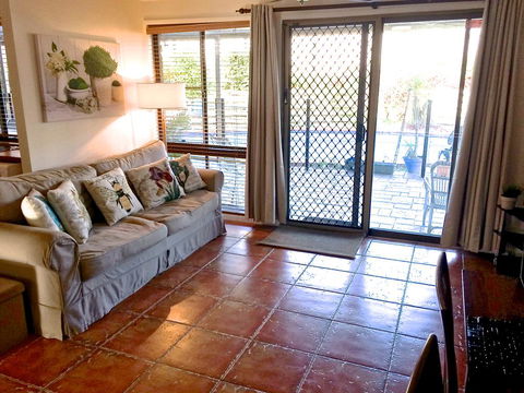 Great For Families.Pool & Kitchen - Foster Accommodation 2
