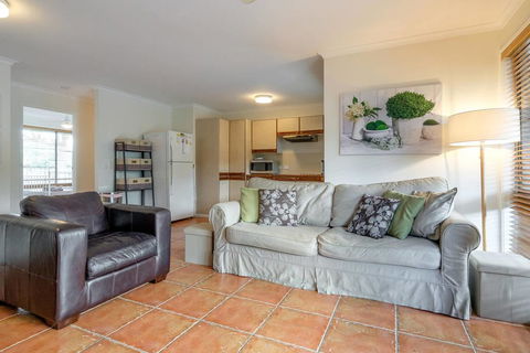 Great For Families.Pool & Kitchen - Foster Accommodation 1