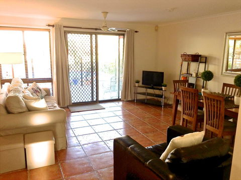 Great For Families.Pool & Kitchen - Foster Accommodation 3