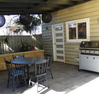 Guesthouse with Pool  BBQ - 10 kms from CBD - Foster Accommodation