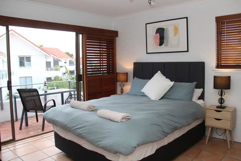 Haven On Noosa Hill - Sunset Views, Pools, Spa - Foster Accommodation 3