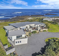 HEARN'S BEACHSIDE VILLA 1 - Foster Accommodation