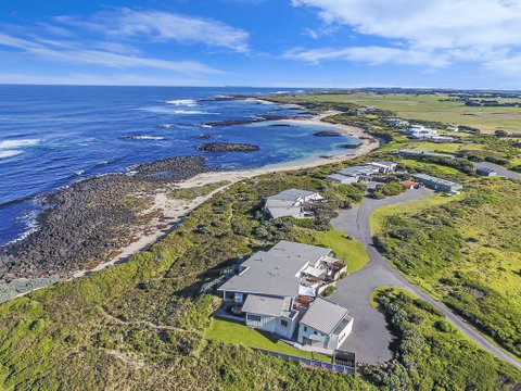 HEARN'S BEACHSIDE VILLA 3 - Foster Accommodation 1