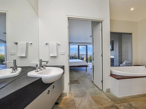 HEARN'S BEACHSIDE VILLA 4 - Foster Accommodation 1