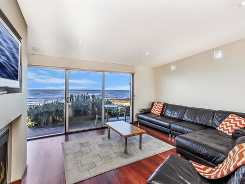 HEARN'S BEACHSIDE VILLA 8 - Foster Accommodation 3
