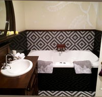 Henrietta's Country House - Foster Accommodation