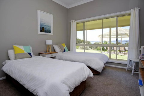 Hideaway - Pacific Palms - Foster Accommodation 3