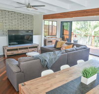 Hideaway At Hodgens Walk to Beach Happy Valley and Bulcock St With Backyard - Foster Accommodation