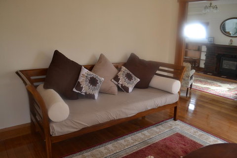 Hillside Cottage - Foster Accommodation 0