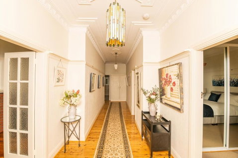 Hillside Cottage  Comfy, Spacious, Walk To CBD & Stannies - Foster Accommodation 0