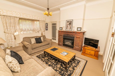 Hillside Cottage  Comfy, Spacious, Walk To CBD & Stannies - Foster Accommodation 1