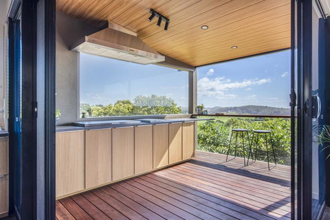 Hilltop Hideaway Luxury Style - Foster Accommodation 2