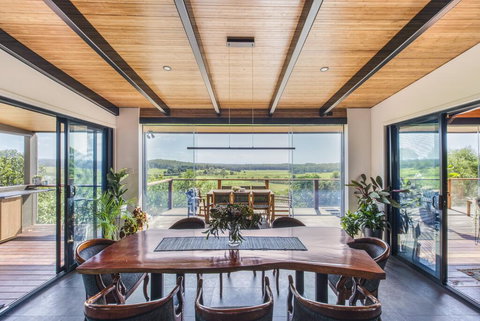 Hilltop Hideaway Luxury Style - Foster Accommodation 1