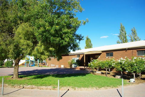 Hilltop Resort - Foster Accommodation 1