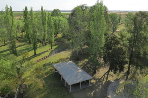 Hilltop Resort - Foster Accommodation 3