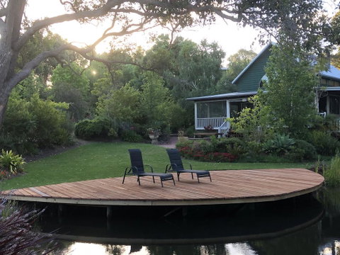 Hillview Chalet - Foster Accommodation 1
