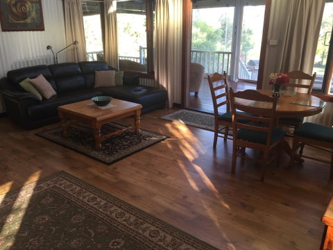 Hillview Chalet - Foster Accommodation 3