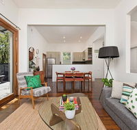 Historic 1890s House With Terraced Backyard Deck - Foster Accommodation