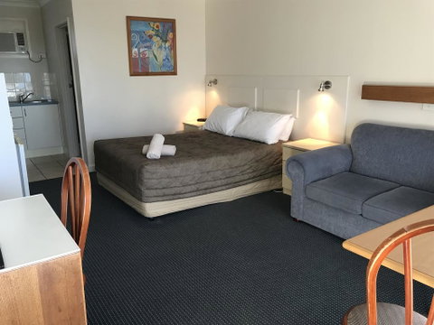 Holiday Lodge Motor Inn - Foster Accommodation 1