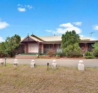 King Retreat Estate - you can honestly walk to Bimbadgen and Hope Estate concerts - Foster Accommodation