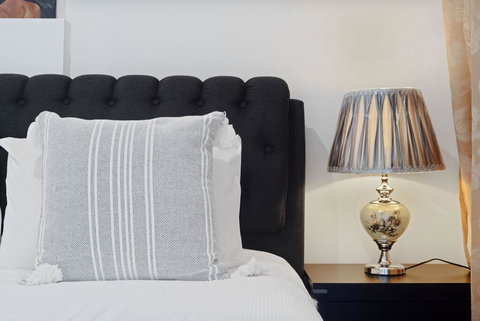 KOZYGURU Belrose Modern Designer 2 Bed + FREE Parking - Foster Accommodation 1