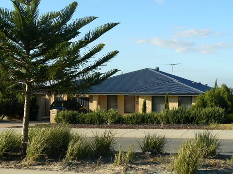 La Mer - Home With A Pool - Foster Accommodation 1