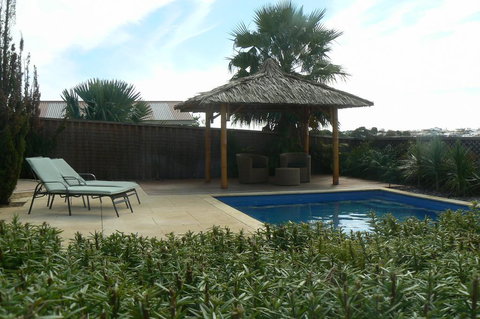 La Mer - Home With A Pool - Foster Accommodation 3