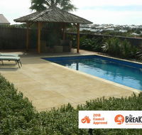La Mer - Home with a Pool - Foster Accommodation