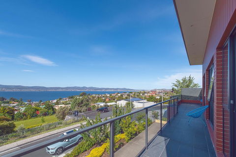 La Vie Luxury Bay View - Foster Accommodation 1