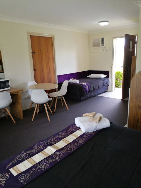 Lakeside Lodge Motel - Foster Accommodation 3
