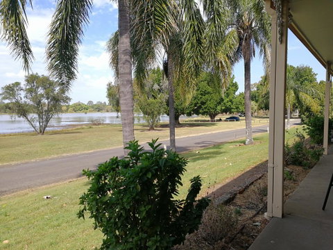 Lakeside Lodge Motel - Foster Accommodation 0