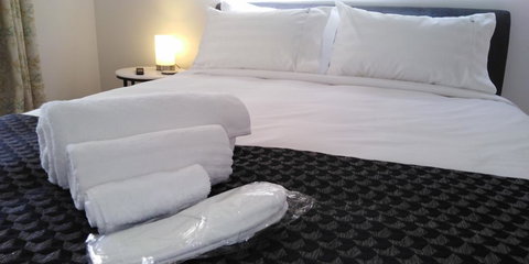 Lakeside Retreat & Business - Foster Accommodation 2